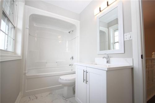 19 West Farmington Drive, St. Catharines, ON - Indoor Photo Showing Bathroom