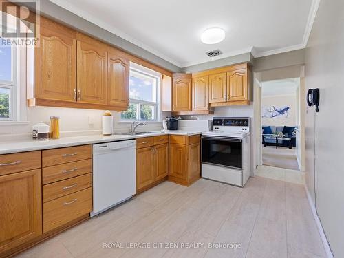 34 Belleglade Court, Toronto (Humbermede), ON - Indoor Photo Showing Kitchen With Double Sink