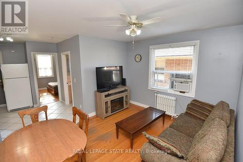 6 - 29 Sherman Avenue S, Hamilton, ON - Indoor Photo Showing Living Room