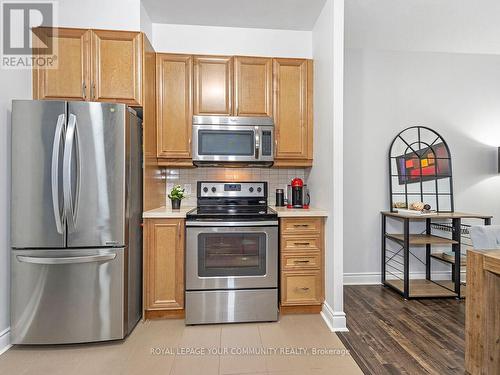 114 - 25 Earlington Avenue, Toronto (Kingsway South), ON - Indoor Photo Showing Kitchen With Stainless Steel Kitchen