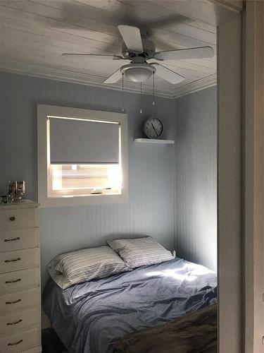 100 3Rd Avenue S, Clear Lake, MB - Indoor Photo Showing Bedroom