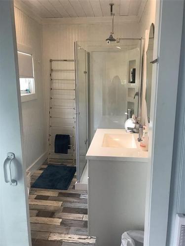 100 3Rd Avenue S, Clear Lake, MB - Indoor Photo Showing Bathroom