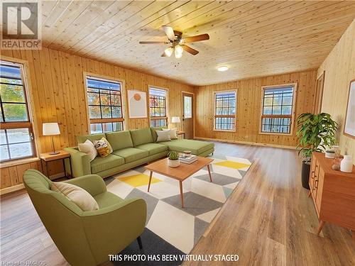 347 Tyendinaga Drive, Southampton, ON - Indoor Photo Showing Living Room