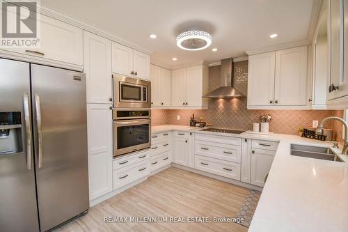 22 Lang Drive, Barrie (Northwest), ON - Indoor Photo Showing Kitchen With Double Sink With Upgraded Kitchen