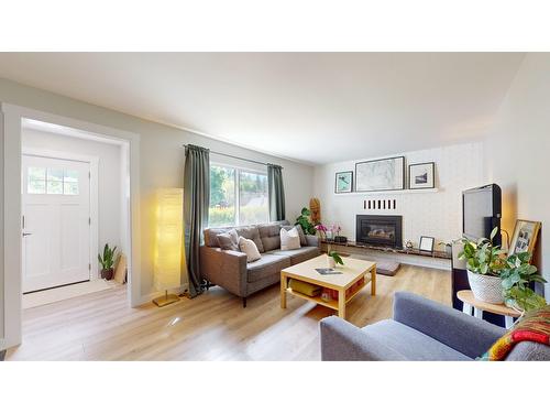 4 103Rd Avenue, Kimberley, BC - Indoor Photo Showing Living Room With Fireplace