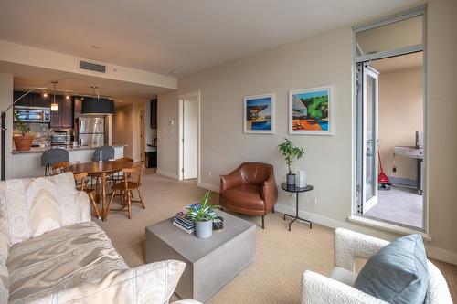 405-75 Martin Street, Penticton, BC - Indoor Photo Showing Living Room