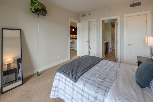 405-75 Martin Street, Penticton, BC - Indoor Photo Showing Bedroom