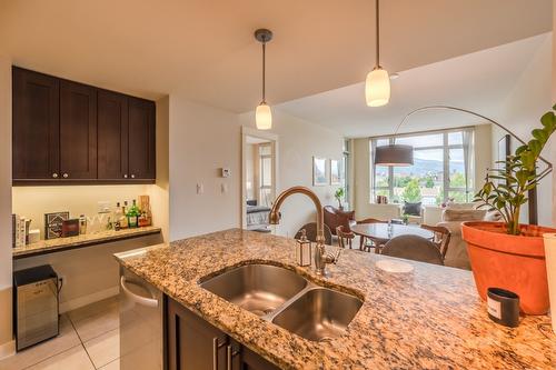 405-75 Martin Street, Penticton, BC - Indoor Photo Showing Kitchen With Double Sink