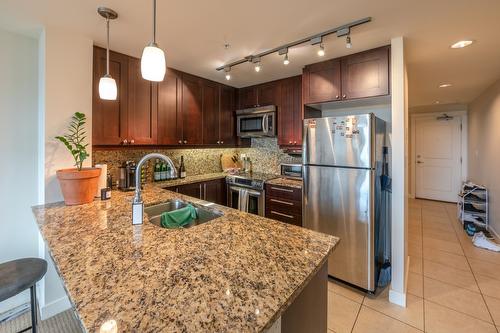 405-75 Martin Street, Penticton, BC - Indoor Photo Showing Kitchen With Double Sink With Upgraded Kitchen