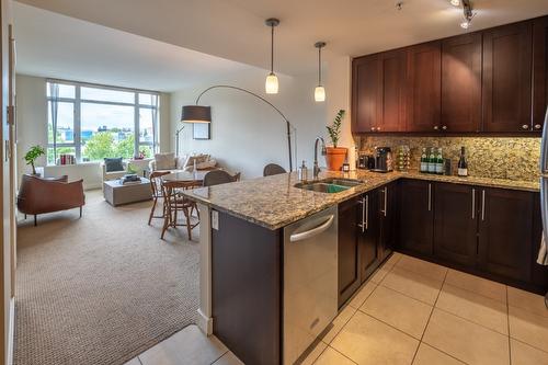 405-75 Martin Street, Penticton, BC - Indoor Photo Showing Kitchen With Double Sink