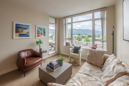 405-75 Martin Street, Penticton, BC - Indoor Photo Showing Living Room