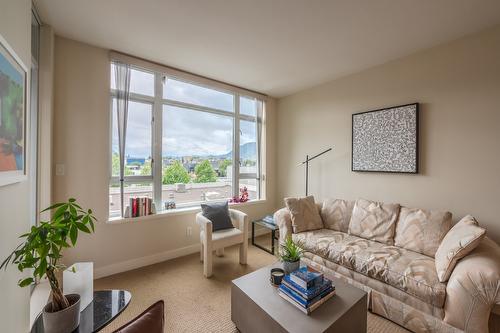 405-75 Martin Street, Penticton, BC - Indoor Photo Showing Living Room