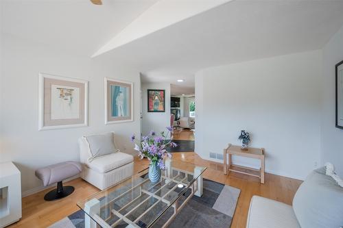 444 Ridge Place, Penticton, BC - Indoor Photo Showing Living Room