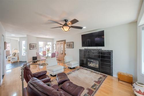 444 Ridge Place, Penticton, BC - Indoor Photo Showing Living Room With Fireplace