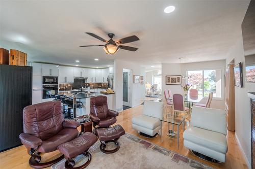 444 Ridge Place, Penticton, BC - Indoor Photo Showing Living Room