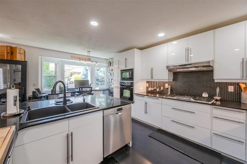 444 Ridge Place, Penticton, BC - Indoor Photo Showing Kitchen With Double Sink With Upgraded Kitchen