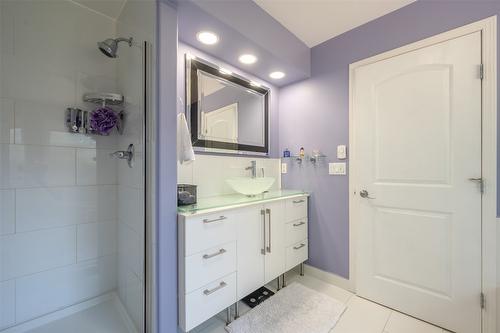 444 Ridge Place, Penticton, BC - Indoor Photo Showing Bathroom