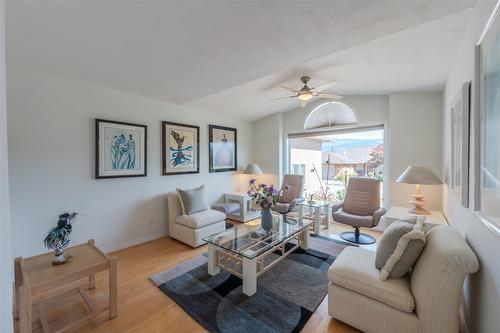 444 Ridge Place, Penticton, BC - Indoor Photo Showing Living Room