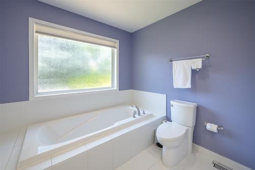 444 Ridge Place, Penticton, BC - Indoor Photo Showing Bathroom