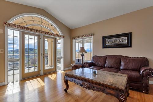 633 Middleton Way, Coldstream, BC - Indoor Photo Showing Living Room