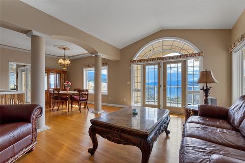 633 Middleton Way, Coldstream, BC - Indoor Photo Showing Living Room