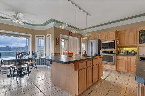 633 Middleton Way, Coldstream, BC - Indoor Photo Showing Kitchen