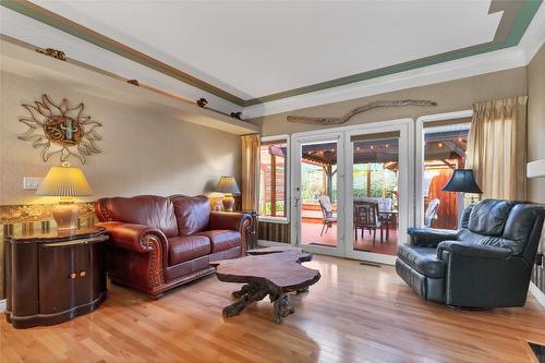 633 Middleton Way, Coldstream, BC - Indoor Photo Showing Living Room