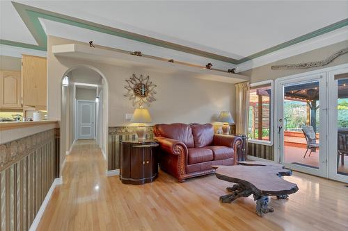 633 Middleton Way, Coldstream, BC - Indoor Photo Showing Living Room