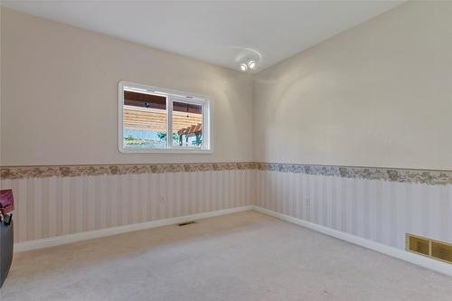 633 Middleton Way, Coldstream, BC - Indoor Photo Showing Other Room