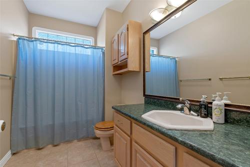 633 Middleton Way, Coldstream, BC - Indoor Photo Showing Bathroom