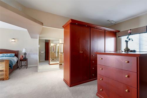 633 Middleton Way, Coldstream, BC - Indoor Photo Showing Bedroom