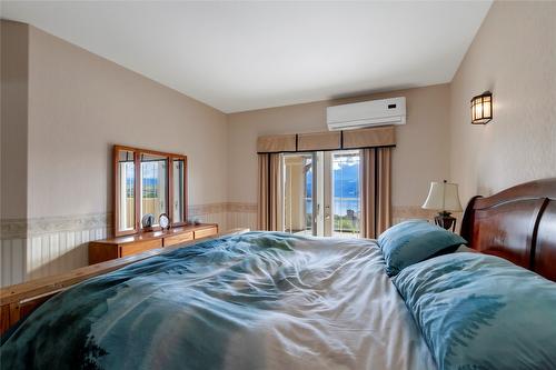 633 Middleton Way, Coldstream, BC - Indoor Photo Showing Bedroom