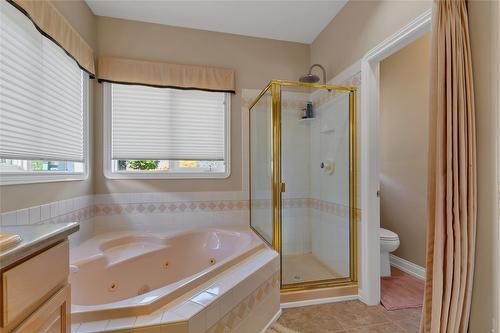 633 Middleton Way, Coldstream, BC - Indoor Photo Showing Bathroom