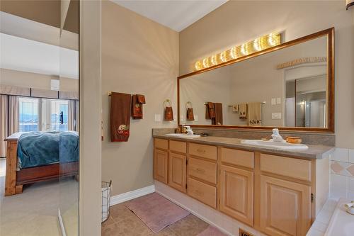 633 Middleton Way, Coldstream, BC - Indoor Photo Showing Bathroom