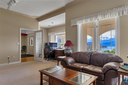 633 Middleton Way, Coldstream, BC - Indoor Photo Showing Living Room