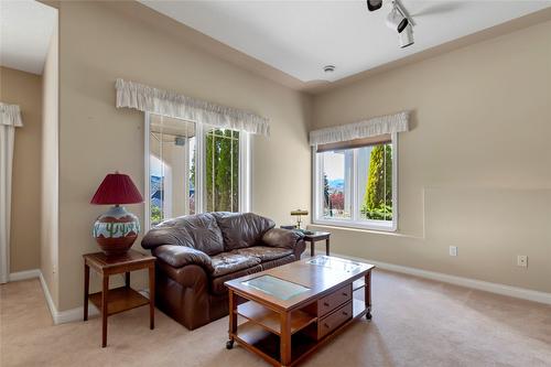 633 Middleton Way, Coldstream, BC - Indoor Photo Showing Living Room