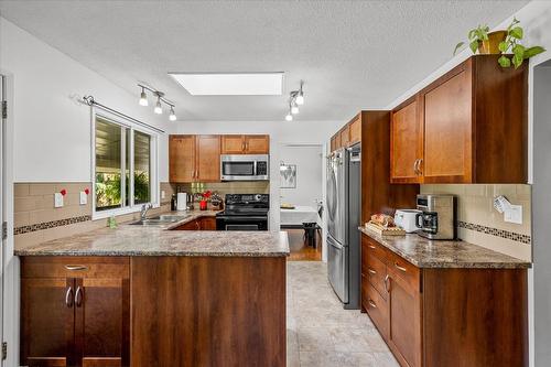 4671 Fordham Road, Kelowna, BC - Indoor Photo Showing Kitchen With Double Sink