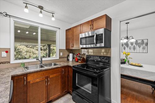 4671 Fordham Road, Kelowna, BC - Indoor Photo Showing Kitchen With Double Sink