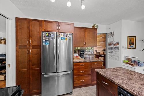 4671 Fordham Road, Kelowna, BC - Indoor Photo Showing Kitchen