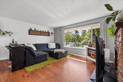 4671 Fordham Road, Kelowna, BC - Indoor Photo Showing Living Room