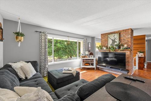 4671 Fordham Road, Kelowna, BC - Indoor Photo Showing Living Room