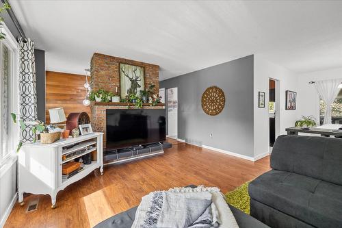 4671 Fordham Road, Kelowna, BC - Indoor Photo Showing Living Room