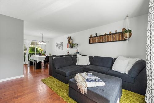 4671 Fordham Road, Kelowna, BC - Indoor Photo Showing Living Room