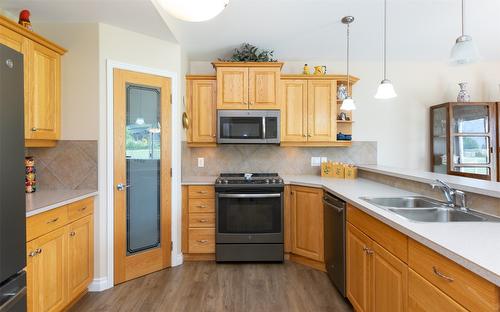 20-1231 10 Street, Salmon Arm, BC - Indoor Photo Showing Kitchen With Double Sink