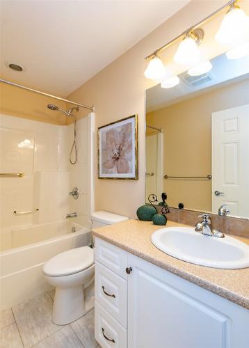 20-1231 10 Street, Salmon Arm, BC - Indoor Photo Showing Bathroom