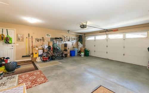 20-1231 10 Street, Salmon Arm, BC - Indoor Photo Showing Garage