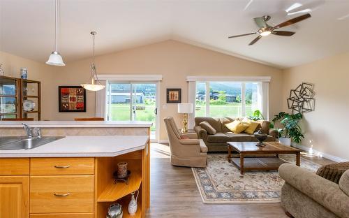 20-1231 10 Street, Salmon Arm, BC - Indoor Photo Showing Living Room