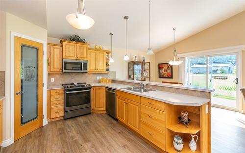 20-1231 10 Street, Salmon Arm, BC - Indoor Photo Showing Kitchen With Double Sink