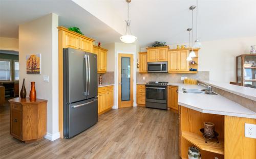 20-1231 10 Street, Salmon Arm, BC - Indoor Photo Showing Kitchen With Double Sink