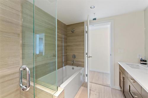 406-485 Groves Avenue, Kelowna, BC - Indoor Photo Showing Bathroom